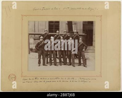 11° Azienda vigili del fuoco Barracks Street Sevigne comportamento di rappresentanza, 3 ° arrondissement, Parigi, circa 1894. 11ème compagnie de sapeurs pompiers de la caserne de la rue de Sévigné en tenue de représentation. Parigi (IIIème arr.). Photographie de L. Mulot (dit Mulot Fils). Papier albuminé, vernis au collodion. Vers 1894. Parigi, musée Carnavalet. Foto Stock
