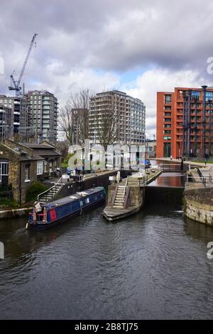 Narrowboat andare a St Pancras blocco sul canale Regents a Londra vicino Kings Cross Foto Stock