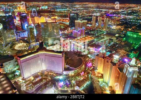 LAS VEGAS, NV - 30 GIUGNO 2018: Luci notturne della Strip da elicottero. Las Vegas è una famosa destinazione di gioco d'azzardo. Foto Stock