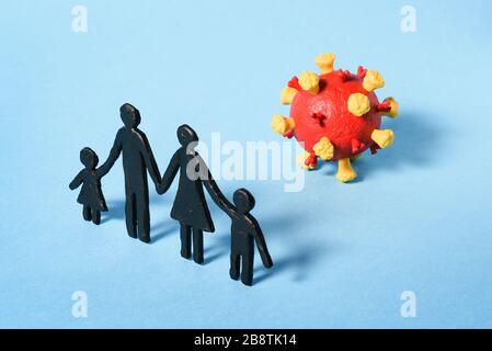 Minaccia di Coronavirus di famiglia. Come proteggere te e i tuoi figli? COVID-19 pandemico Foto Stock