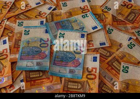 banconote da 20 euro con 50 banconote in background Foto Stock