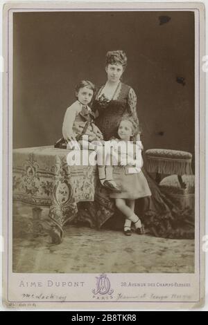 Ritratto di Madame Lockroy, con i figli di Jeanne e Georges Hugo. Portrait de Madame Lockroy, avec Jeanne et Georges Hugo enfants. Photographie d'Aimé Dupont. Tirage sur papier albuminé, 1870 e 1885. Parigi, musée Carnavalet. Foto Stock