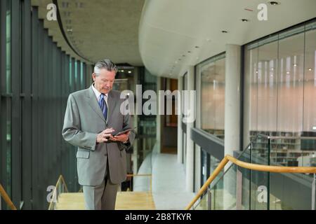 14 febbraio 2020, Sassonia, Lipsia: Michael Fernau, direttore della Biblioteca Nazionale tedesca di Lipsia e deputato permanente al Direttore Generale, è in piedi con una tavoletta in un edificio di collegamento della biblioteca. La Biblioteca Nazionale tedesca, con uffici a Lipsia e Francoforte sul meno, raccoglie tutto ciò che è stato pubblicato in tedesco dal 1913. Lo stock di 36 milioni di supporti attualmente comprende 387 chilometri di scaffali. Una delle attività più importanti al momento è la strada verso l'era digitale. Foto: Jan Woitas/dpa-Zentralbild/ZB Foto Stock