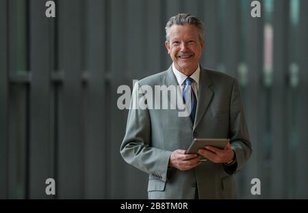 14 febbraio 2020, Sassonia, Lipsia: Michael Fernau, direttore della Biblioteca Nazionale tedesca di Lipsia e deputato permanente al Direttore Generale, è in piedi con una tavoletta in un edificio di collegamento della biblioteca. La Biblioteca Nazionale tedesca, con uffici a Lipsia e Francoforte sul meno, raccoglie tutto ciò che è stato pubblicato in tedesco dal 1913. Lo stock di 36 milioni di supporti attualmente comprende 387 chilometri di scaffali. Una delle attività più importanti al momento è la strada verso l'era digitale. Foto: Jan Woitas/dpa-Zentralbild/ZB Foto Stock