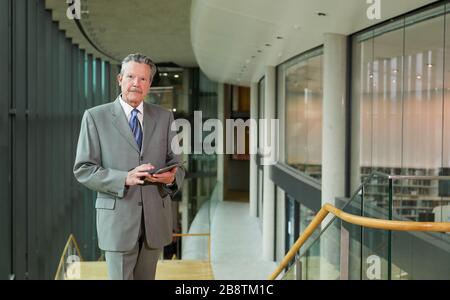 14 febbraio 2020, Sassonia, Lipsia: Michael Fernau, direttore della Biblioteca Nazionale tedesca di Lipsia e deputato permanente al Direttore Generale, è in piedi con una tavoletta in un edificio di collegamento della biblioteca. La Biblioteca Nazionale tedesca, con uffici a Lipsia e Francoforte sul meno, raccoglie tutto ciò che è stato pubblicato in tedesco dal 1913. Lo stock di 36 milioni di supporti attualmente comprende 387 chilometri di scaffali. Una delle attività più importanti al momento è la strada verso l'era digitale. Foto: Jan Woitas/dpa-Zentralbild/ZB Foto Stock