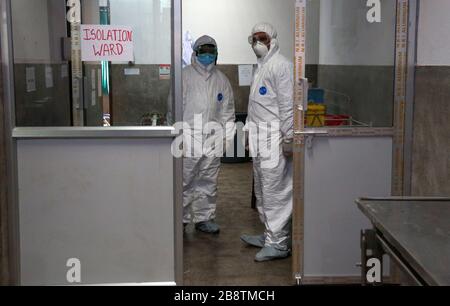 Kathmandu. 3 Feb 2020. File foto scattata il 3 febbraio 2020 mostra medici che indossano tute protettive in un reparto di isolamento a Sukraraj Tropical and Infectious Disease Hospital a Kathmandu, capitale del Nepal. Dopo circa due mesi dal primo caso positivo, il Nepal ha confermato lunedì il secondo caso positivo della COVID-19 in un adolescente. Credit: Sunil Sharma/Xinhua/Alamy Live News Foto Stock