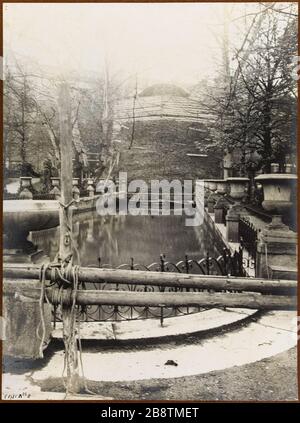 Protezione dei monumenti durante la guerra del 1914-1918. Fontana Medicea protetta da borse, lato piscina, i Giardini di Lussemburgo, 6 ° arrondissement, Parigi. Protection des monuments pendant la guerre de 1914-1918. Fontaine Médicis protégée par des sacs, côté bassin, jardin du Luxembourg. Parigi (VIème arr.). Photographie de Lucien Solignac. 1914-1918. Parigi, musée Carnavalet. Foto Stock