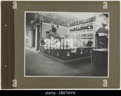 Fiera delle Arti della famiglia, Parigi? Stand margarine, STT Auguste Pellerin. LA PUNTA sostituisce il burro. Salon des Arts Ménagers. Stand de margarines, STT Auguste Pellerin. "Le TIP remplace le beurre". Parigi. Anonima fotographie. Tigre au gélatino-bromure d’argent. 1930. Parigi, musée Carnavalet. Foto Stock