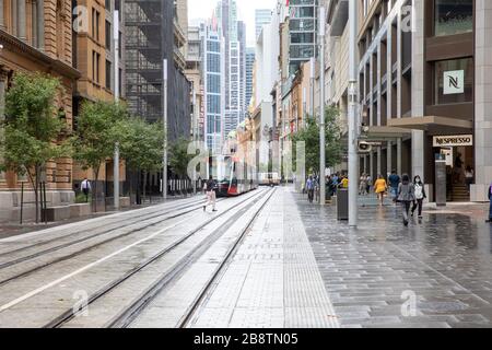 Centro di Sydney, Australia. Lunedì 23 Marzo 2020. George Street la strada principale nel centro della città è quasi deserta all'ora di pranzo. Credit Martin Berry/Alamy Live News Foto Stock