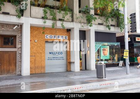 Centro di Sydney, Australia. Lunedì 23 Marzo 2020. Caffetteria chiude le sue porte dopo il divieto di servizi non essenziali. Credit Martin Berry/Alamy Live News Foto Stock