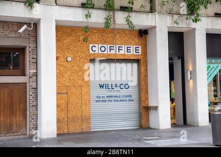 Centro di Sydney, Australia. Lunedì 23 Marzo 2020. La caffetteria di George Street chiude le sue porte a seguito della chiusura di servizi non essenziali. Credit Martin Berry/Alamy Live News Foto Stock