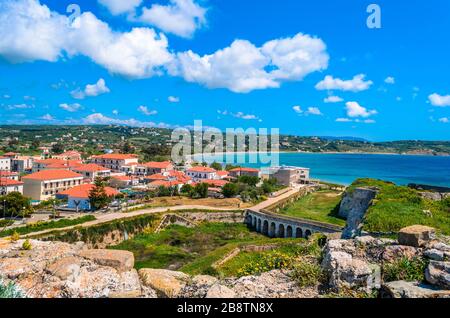 L'imponente castello medievale e il borgo di Methoni si trovano nel porto della città che si affaccia sul Mar Ionio. Peloponneso, Grecia. Foto Stock