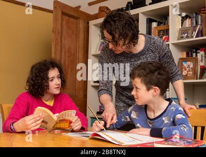 Edimburgo, Scozia, Regno Unito. 23 marzo 2020. Lunedì 23 marzo 2020: Edimburgo, Scozia Coronavirus : i bambini di tutto il Regno Unito iniziano a lavorare da casa dopo la chiusura delle scuole a causa della Pandemia di Coronavirus. Credit: Andrew o'Brien/Alamy Live News Foto Stock