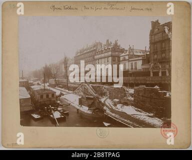 Quai Voltaire (Visualizza Carrousel Bridge [barred] Royal) nel gennaio 1899. Royal Deck View, quai Voltaire, 7 ° arrondissement, Parigi Vue du pont Royal, quai Voltaire. Parigi (VIIème arr.), janvier 1899. Photographie d'Albert Brichaut. Tigre au gélatino-chlorure d'argent, 1899. Parigi, musée Carnavalet. Foto Stock