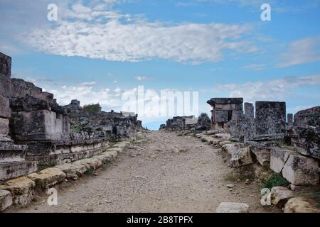 Tombe dei gladiatori romani trovate nelle antiche rovine della città di Hierapolis, Pamukkale, Denizli, Turchia Foto Stock