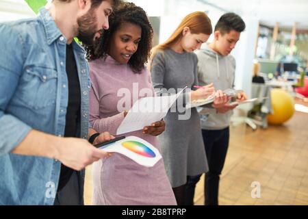 I grafici e gli sviluppatori di fotoricettore nel workshop stanno progettando il disegno di colore per un Web site Foto Stock