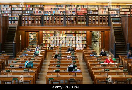 Lipsia, Germania. 14 Feb 2020. Vista sulla sala lettura della Biblioteca Nazionale tedesca di Lipsia. La Biblioteca Nazionale tedesca con sedi a Lipsia e Francoforte sul meno raccoglie tutto ciò che è stato pubblicato in tedesco dal 1913. Lo stock di 36 milioni di supporti attualmente comprende 387 chilometri di scaffali. Una delle attività più importanti al momento è la strada verso l'era digitale. Credit: Jan Woitas/dpa-Zentralbild/ZB/dpa/Alamy Live News Foto Stock