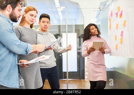 I grafici e gli sviluppatori Web del workshop discutono della progettazione dei colori per un progetto Foto Stock