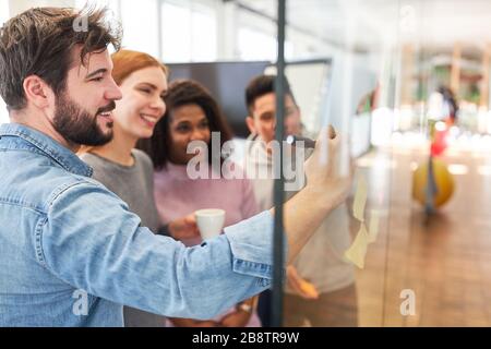 Web designer e sviluppatori web come team creativo brainstorming con note Foto Stock