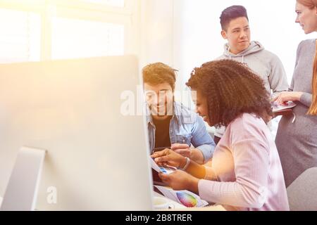 I Web designer e gli sviluppatori lavorano insieme nell'ufficio di un'agenzia web Foto Stock