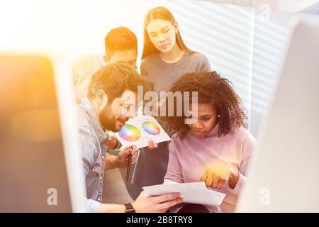 I grafici e gli sviluppatori web lavorano insieme sulla progettazione dei colori per il progetto del cliente Foto Stock