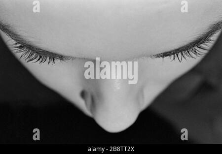 Vista da sopra di una femmine lunghe ciglia nere degli anni settanta Ungheria Foto Stock