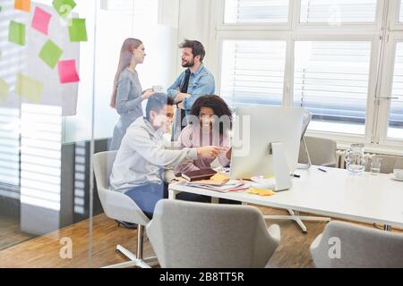 Il team di start-up del Web designer lavora insieme sul computer dell'agenzia internet Foto Stock