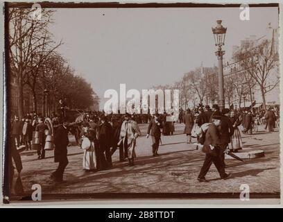 Avenue des Champs-Elysées, 8° arrondissement, Parigi. Avenue des Champs-Elysées, Parigi (VIIIème arr.) '. Anonima fotographie. Aristotipo. Parigi, musée Carnavalet. Foto Stock