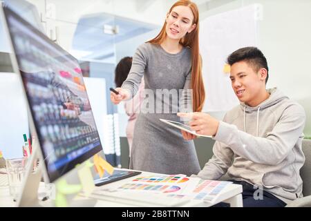 Programmatori e donne come sviluppatori web sul PC stanno lavorando a un progetto di progettazione Foto Stock