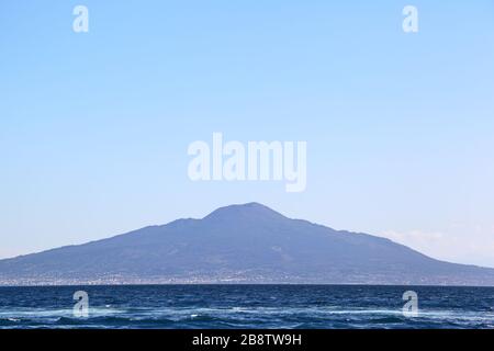 Il Vesuvio, che si affaccia sul golfo di Napoli - Italia Foto Stock