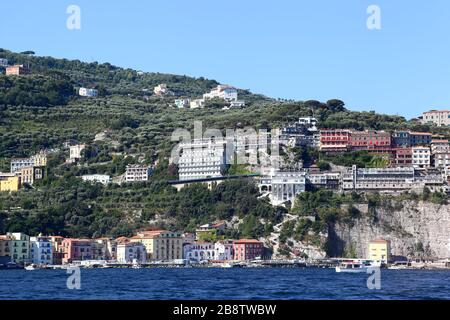 Sorrento, Italia: Vista sul vecchio porto dal mare. Foto Stock