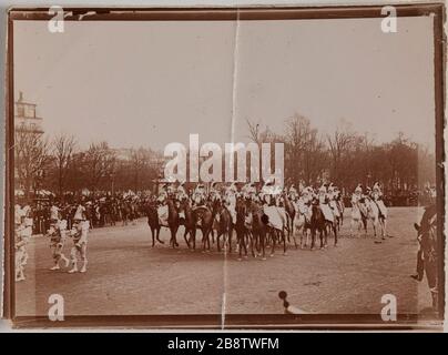 Donne equitazione cavalli sidesaddle e scorrimento, teatro della rotonda sullo sfondo, Avenue des Champs-Elysées, 8 ° arrondissement, Parigi. "Femmes montant des chevaux en amazone et défilant, théâtre du rond-point en arrière-plan, avenue des Champs-Elysées, Parigi (VIIIème arr.)". Anonima fotographie. Aristotipo. Parigi, musée Carnavalet. Foto Stock