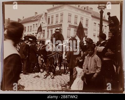 La cavalcata di Landjwell. Raccogliendo davanti al toddler del rubinetto del caffè che osserva al bersaglio giusto. La cavalcade de la Landjwell. Rassemblement devant le café du robinet (Hollande?). Foto Club de Paris. Parigi, musée Carnavalet. Foto Stock