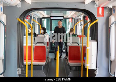 Centro di Sydney, Australia. Lunedì 23 Marzo 2020. Ragazze asiatiche che indossano maschere facciali sul treno leggero di Sydney. Credit Martin Berry/Alamy Live News Foto Stock