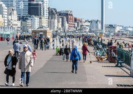 Folla di persone che ignorano i consigli del governo sull'autoisolamento passeggiando sul lungomare di Hove questa mattina. Foto Stock