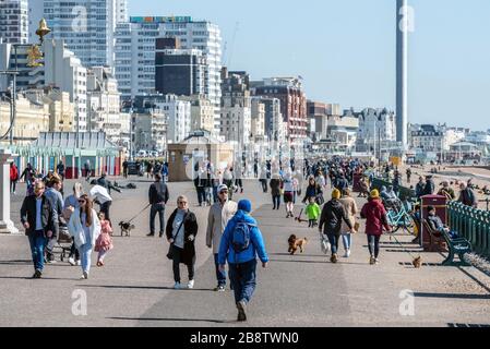 Folla di persone che ignorano i consigli del governo sull'autoisolamento passeggiando sul lungomare di Hove questa mattina. Foto Stock