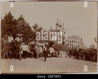 La cavalcata di Landjwell. Sei cavalli la cui schiena è coperta da un foglio decorato con motivi, tirando un galleggiante carnevale a forma di tre alberi in vista della folla. La cavalcade de la Landjwell. Six chevaux dont le dos est recouvert d'un drap orné de motifs, tirant un char de carnaval ayant la forme d'un trois mâts sous le relard de la foule. Hollande? Foto Club de Paris. Parigi, musée Carnavalet. Foto Stock