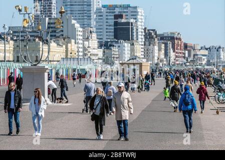 Folla di persone che ignorano i consigli del governo sull'autoisolamento passeggiando sul lungomare di Hove questa mattina. Foto Stock