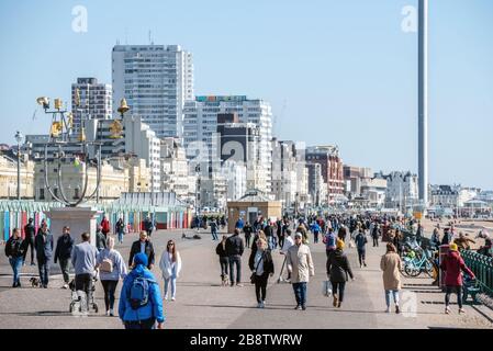 Folla di persone che ignorano i consigli del governo sull'autoisolamento passeggiando sul lungomare di Hove questa mattina. Foto Stock