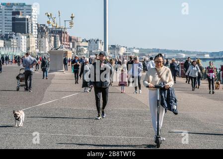 Folla di persone che ignorano i consigli del governo sull'autoisolamento passeggiando sul lungomare di Hove questa mattina. Foto Stock