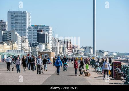 Folla di persone che ignorano i consigli del governo sull'autoisolamento passeggiando sul lungomare di Hove questa mattina. Foto Stock