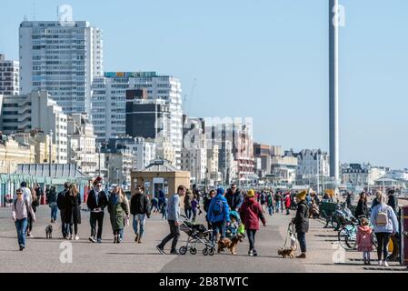 Folla di persone che ignorano i consigli del governo sull'autoisolamento passeggiando sul lungomare di Hove questa mattina. Foto Stock