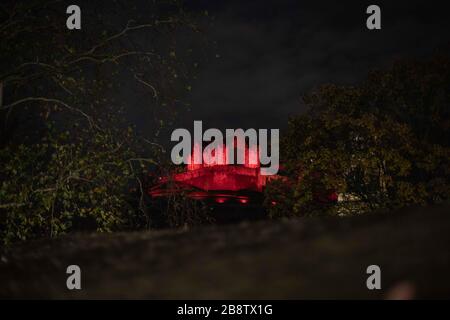 Castello di Edimburgo illuminato rosso per l'appello scozzese Poppy nel novembre 2017 Foto Stock