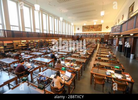 Lipsia, Germania. 14 Feb 2020. Vista sulla sala lettura della Biblioteca Nazionale tedesca di Lipsia. La Biblioteca Nazionale tedesca con sedi a Lipsia e Francoforte sul meno raccoglie tutto ciò che è stato pubblicato in tedesco dal 1913. Lo stock di 36 milioni di supporti attualmente comprende 387 chilometri di scaffali. Una delle attività più importanti al momento è la strada verso l'era digitale. Credit: Jan Woitas/dpa-Zentralbild/ZB/dpa/Alamy Live News Foto Stock