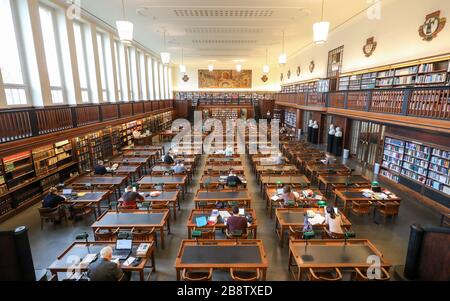 Lipsia, Germania. 14 Feb 2020. Vista sulla sala lettura della Biblioteca Nazionale tedesca di Lipsia. La Biblioteca Nazionale tedesca con sedi a Lipsia e Francoforte sul meno raccoglie tutto ciò che è stato pubblicato in tedesco dal 1913. Lo stock di 36 milioni di supporti attualmente comprende 387 chilometri di scaffali. Una delle attività più importanti al momento è la strada verso l'era digitale. Credit: Jan Woitas/dpa-Zentralbild/ZB/dpa/Alamy Live News Foto Stock