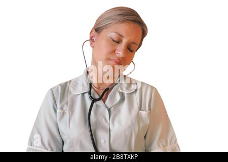 Il medico o l'infermiere dorme. Coronavirus COVID-19 pandemico. Donna stanca ed esausta in uniforme dorme in ospedale o in clinica dopo il duro lavoro. Femmina con Foto Stock