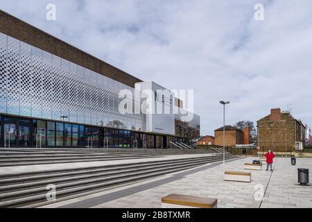 L'ultra moderna Northampton International Academy, rinnovata da un ex Royal Mail Sorting Office, Northampton, Regno Unito Foto Stock