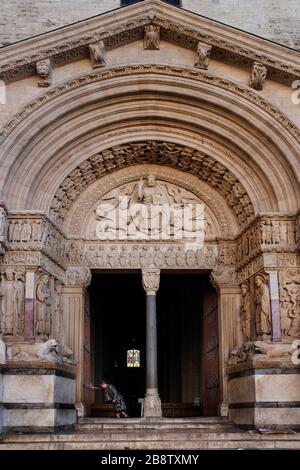 Ingresso e facciata della chiesa di San Tropime. Arles (Provenza, Occitania, Francia, Europa) Foto Stock