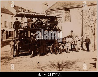 Fotografi amatoriali in un veicolo trainato da cavalli con registrazione 'lo Zoo' vicino al monumento sollevato a Daguerre Cormeilles-en-Parisis. 'Photographes amateurs dans un véhicule hippomobile avec iscrizione 'Jardin d'Acclimatation' près du Monument élevé à Daguerre à Cormeilles-en-Parisis. '. Foto Club de Paris. Tigre au gélatino-clorure. Parigi, musée Carnavalet. Foto Stock