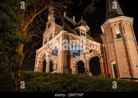 Vecchia porta d'acqua nel centro storico della città frisone Sneek (Frisia-06-03-2020, Paesi Bassi) Foto Stock